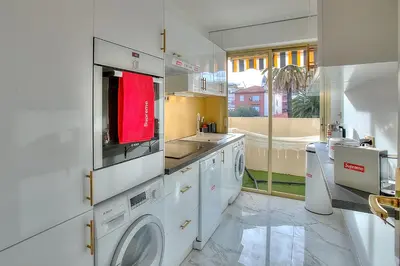 Cuisine ou kitchenette dans l'établissement Luxury 4 Stars Apartment with 2 Terraces, Cannes Croisette