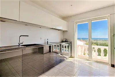 Cuisine ou kitchenette dans l'établissement Villa piscine avec magnifique vue mer panoramique