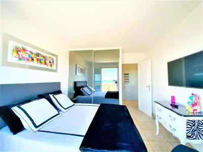 Télévision ou salle de divertissement dans l'établissement Villa piscine avec magnifique vue mer panoramique