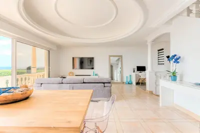 Télévision ou salle de divertissement dans l'établissement Villa piscine avec magnifique vue mer panoramique