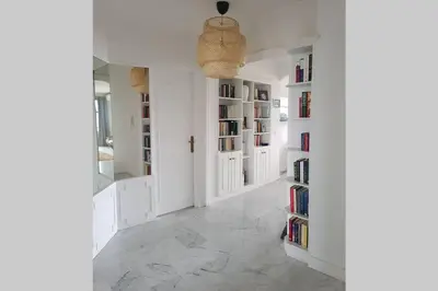 Bibliothèque dans l'appartement
