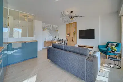 Télévision ou salle de divertissement dans l'établissement IMMOGROOM- Renovated- Large terrace- AC- Shops- Parking