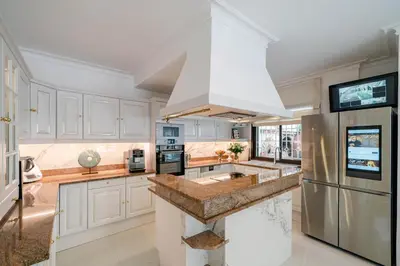 Cuisine ou kitchenette dans l'établissement Luxury Villa with SPA in Golfe-Juan - Sea View