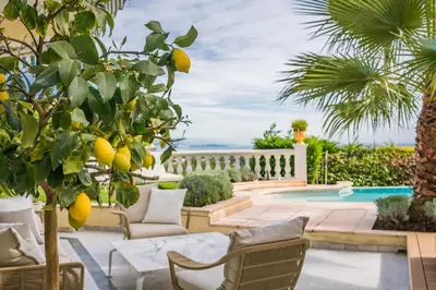 Piscine de l'établissement Luxury Villa with SPA in Golfe-Juan - Sea View ou située à proximité