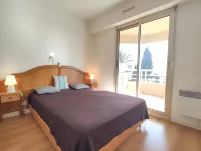 Un ou plusieurs lits dans un hébergement de l'établissement Appartement 2 pièces avec terrasse à 100m de la plage - Parking privé, Antibes - FR-1-252-155
