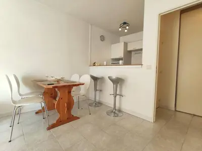 Cuisine ou kitchenette dans l'établissement Appartement 2 pièces avec terrasse à 100m de la plage - Parking privé, Antibes - FR-1-252-155