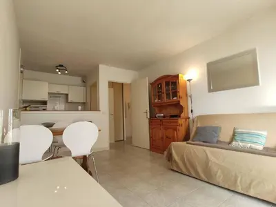 Cuisine ou kitchenette dans l'établissement Appartement 2 pièces avec terrasse à 100m de la plage - Parking privé, Antibes - FR-1-252-155