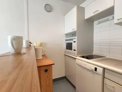 Cuisine ou kitchenette dans l'établissement Appartement 2 pièces avec terrasse à 100m de la plage - Parking privé, Antibes - FR-1-252-155
