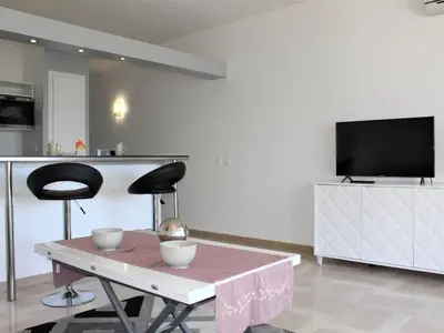 Télévision ou salle de divertissement dans l'établissement Villeneuve-Loubet : Appartement climatisé, 2 pièces, 4 couchages, parking en option - FR-1-252A-31