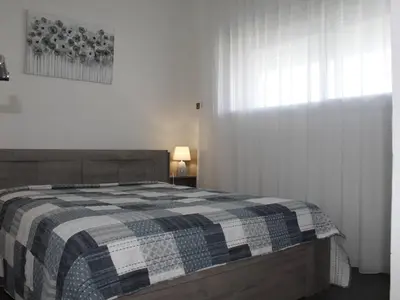 Un ou plusieurs lits dans un hébergement de l'établissement Villeneuve-Loubet : Appartement climatisé, 2 pièces, 4 couchages, parking en option - FR-1-252A-31