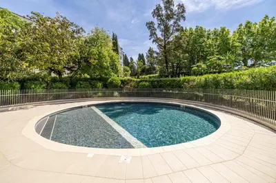 Piscine de l'établissement LE BOREAL penthouse avec terrasse et vue panoramique spectaculaire sur la ville ou située à proximité