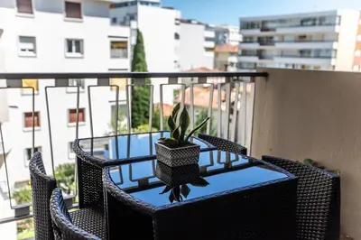 Balcon ou terrasse dans l'établissement ++++ renovated cosy 50m2 sunny flat / balcony / close to beach and to the Palais des festivals ++++