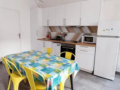Cuisine ou kitchenette dans l'établissement Grand 2 pièces rénové climatisé, vieil Antibes, proche port