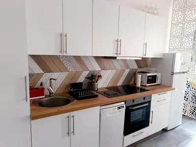Cuisine ou kitchenette dans l'établissement Grand 2 pièces rénové climatisé, vieil Antibes, proche port