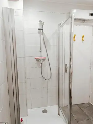 Salle de bains dans l'établissement Grand 2 pièces rénové climatisé, vieil Antibes, proche port