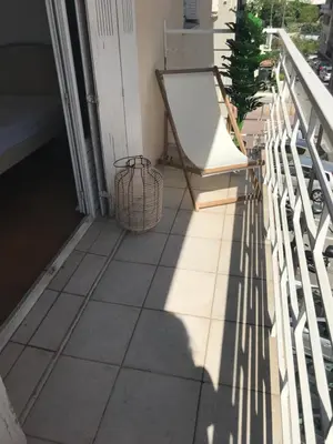 Balcon ou terrasse dans l'établissement Charmant appartement au cœur de Juan les Pins