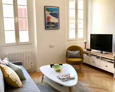 Télévision ou salle de divertissement dans l'établissement Charming and modernly designed 2 bedroom - Old Town