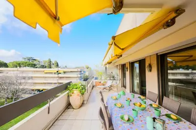 Balcon ou terrasse dans l'établissement LE CHATEAU DE LA PINEDE AP4198 by Riviera Holiday Homes