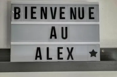 Certificat, récompense, panneau ou autre document affiché dans l'établissement Le Alex - 800m des plages - extérieur - Verrière Côte d'Azur