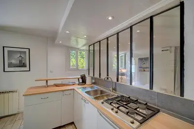 Cuisine ou kitchenette dans l'établissement Le Alex - 800m des plages - extérieur - Verrière Côte d'Azur