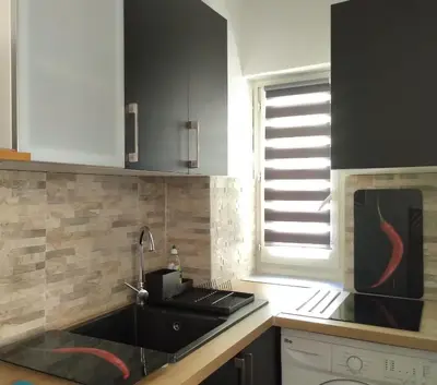Cuisine ou kitchenette dans l'établissement Magnifique studio coeur Vieil Antibes