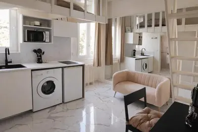 Cuisine ou kitchenette dans l'établissement Studio chic rénové à 5 min du Palais & de la Croisette Cannes