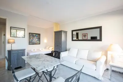 Coin salon dans l'établissement Chez J-P - 100m beach 2-4pers terrace sea view pool garage