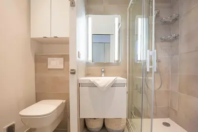 Salle de bains dans l'établissement Chez J-P - 100m beach 2-4pers terrace sea view pool garage