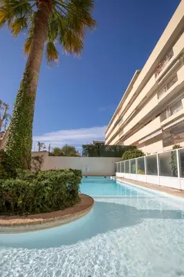 Piscine de l'établissement Chez J-P - 100m beach 2-4pers terrace sea view pool garage ou située à proximité