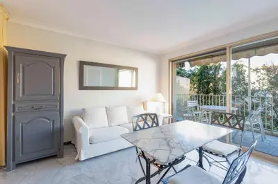 Coin salon dans l'établissement Chez J-P - 100m beach 2-4pers terrace sea view pool garage