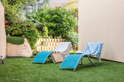 Jardin de l'établissement Palm Beach - swimming pool - beach at few steps