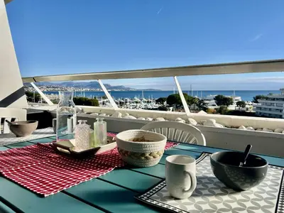 Balcon ou terrasse dans l'établissement Appartement 2 Pièces avec Climatisation, 4 Couchages, à 100m de la Plage - FR-1-252A-33