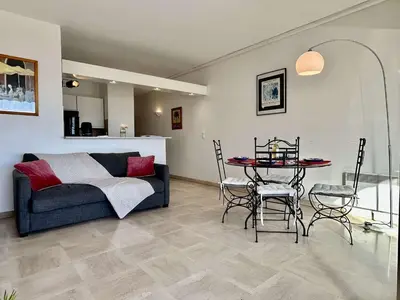 Coin salon dans l'établissement Appartement 2 Pièces avec Climatisation, 4 Couchages, à 100m de la Plage - FR-1-252A-33