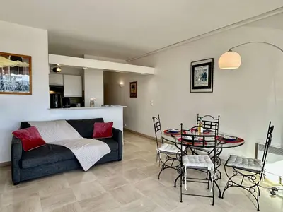 Coin salon dans l'établissement Appartement 2 Pièces avec Climatisation, 4 Couchages, à 100m de la Plage - FR-1-252A-33