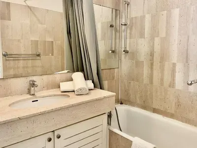 Salle de bains dans l'établissement Appartement 2 Pièces avec Climatisation, 4 Couchages, à 100m de la Plage - FR-1-252A-33
