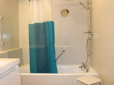 Salle de bains dans l'établissement Villeneuve-Loubet : Appartement avec Terrasse, Climatisation et Garage - FR-1-252A-34
