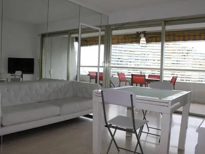Coin salon dans l'établissement Villeneuve-Loubet : Appartement avec Terrasse, Climatisation et Garage - FR-1-252A-34