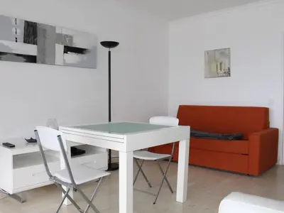 Coin salon dans l'établissement Villeneuve-Loubet : Appartement avec Terrasse, Climatisation et Garage - FR-1-252A-34