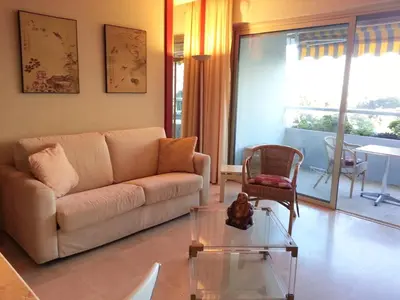 Coin salon dans l'établissement Studio climatisé avec garage à Villeneuve Loubet Plage - FR-1-252A-35