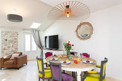 Télévision ou salle de divertissement dans l'établissement MAISON PICASSO - Jacuzzi, vue, terrasse for 6