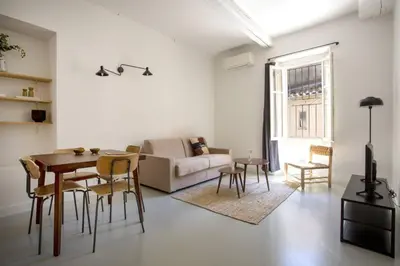 Coin salon dans l'établissement Plage à pied au cœur du vieil Antibes