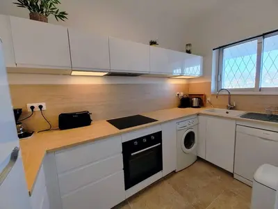 Cuisine ou kitchenette dans l'établissement Appartement Moderne 4 Pers avec Clim et Parking, Villeneuve-Loubet Plage - FR-1-252A-36