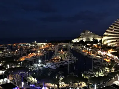 Vue générale sur Villeneuve-Loubet ou vue de la ville depuis l'appartement