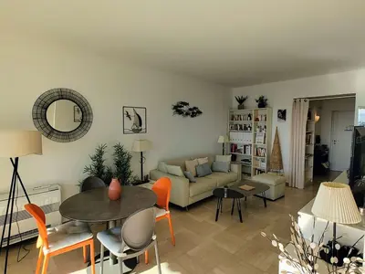 Coin salon dans l'établissement Appartement Moderne 4 Pers avec Clim et Parking, Villeneuve-Loubet Plage - FR-1-252A-36