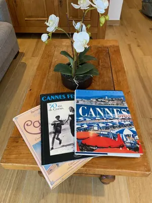 Bibliothèque dans l'appartement
