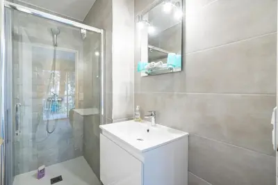 Salle de bains dans l'établissement Hello Côte d'Azur - Spacious apartment at a 5 min walk from the beach