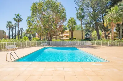 Piscine de l'établissement Hello Côte d'Azur - Spacious apartment at a 5 min walk from the beach ou située à proximité