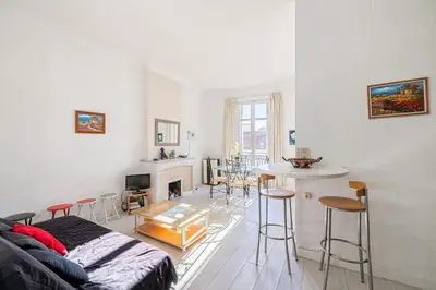 Coin salon dans l'établissement L'ESCAPADE CITADINE avec 2 chambres, proche de la Croisette, des plages et du Palais