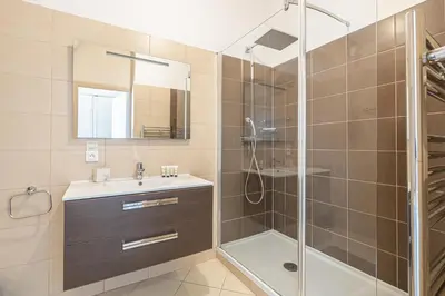 Salle de bains dans l'établissement L'ESCAPADE CITADINE avec 2 chambres, proche de la Croisette, des plages et du Palais