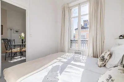 Un ou plusieurs lits dans un hébergement de l'établissement L'ESCAPADE CITADINE avec 2 chambres, proche de la Croisette, des plages et du Palais